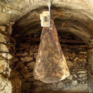 Guanciale di maiale stagionato di Norcia in cantina