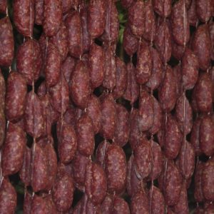 salsicce con cinghiale appese norcineria stagionatura