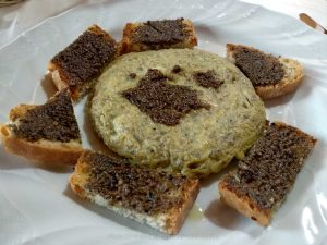 Salsa al tartufo estivo con Tuber Aestivum Vitt su crostini e frittata